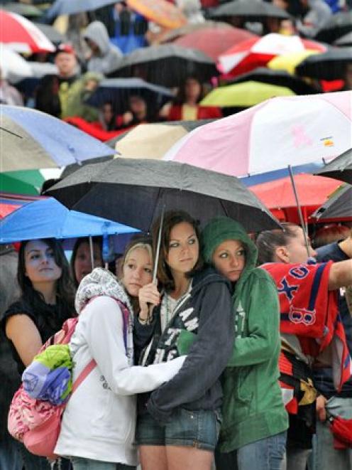 "American Idol" hopeful Katelyn Streiber, 19, center, huddles with her sisters Stacey Descheneaux...