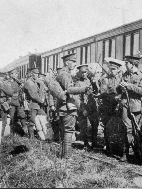 Infantry entraining at Musselburgh, Dunedin, en route to embarkation at Port Chalmers. - Otago...