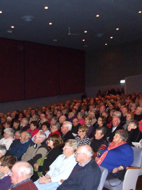 A 1000-strong crowd gave a unanimous vote of confidence in Central Otago Health Services Ltd last...