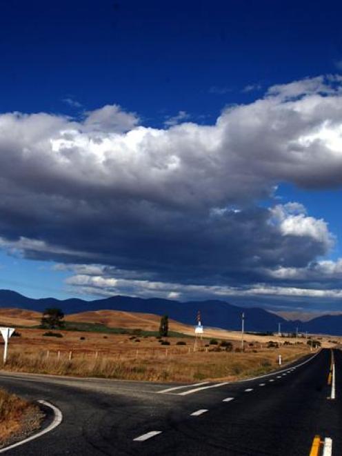 A cloud spreads across the big sky of a December day in the Maniototo. Photo by Craig Baxter.