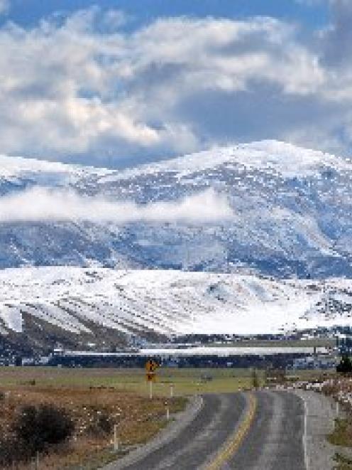 A fresh dusting of snow on the Dunstan Mountains near St Bathans yesterday. PHOTO: GERARD O'BRIEN