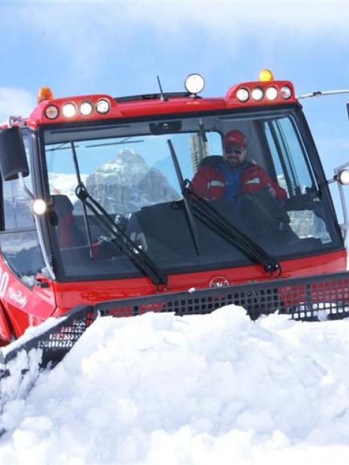 A Kassbohrer Pisten Bully 600 in action.