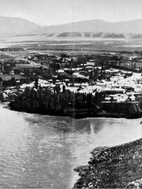 A panorama of Alexandra in 1912, showing the Molyneux River and Dunstan Flat on the left and the...