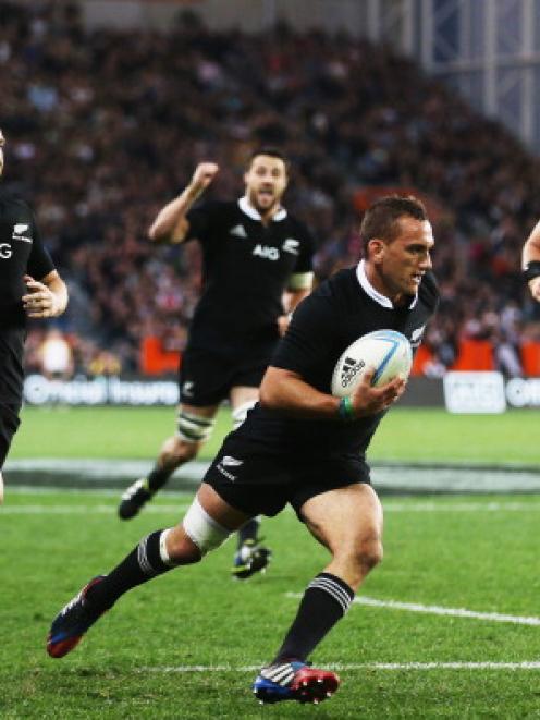 Aaron Cruden runs into score against the Wallabies. Photo Getty Images