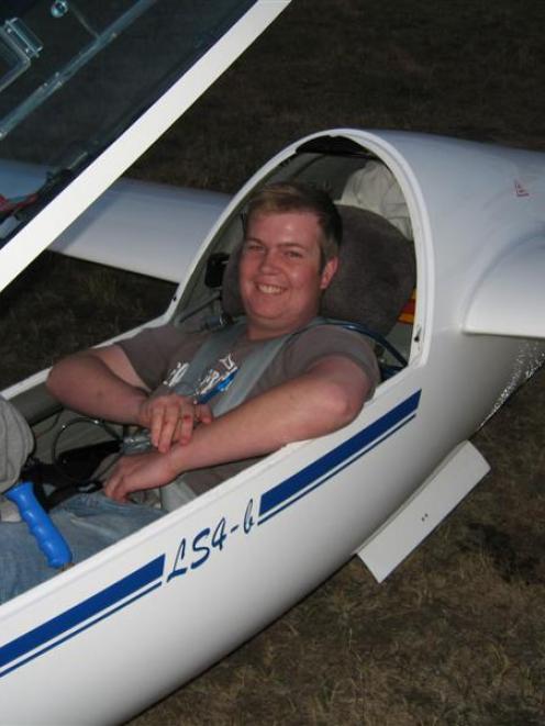 Alex McCaw is all smiles after landing from a 500km flight a year ago. Photo by SoaringNZ.