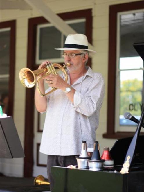 Alistair Monteath performs at the Clyde on Sunday market yesterday. Photo by Leith Huffadine.