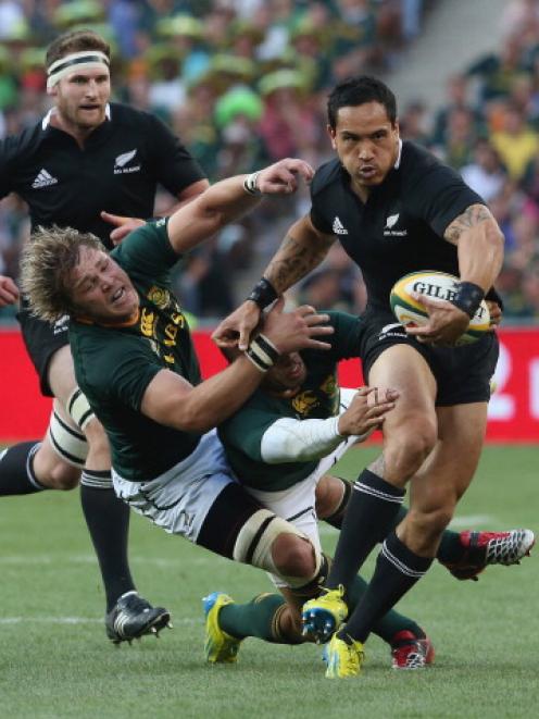 All Black winger Hosea Gear breaks past South Africa's Bryan Habana and Duane Vermeulen (L)...