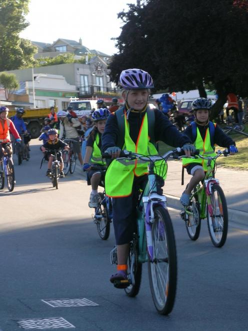 Alyssa Gibson (10) leads the group. Photo by Marjorie Cook.