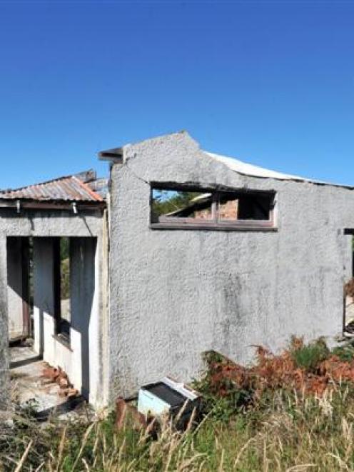 An empty burnt-out house in Lindsay Rd, Lookout Point, is concerning some neighbours. Photo by...