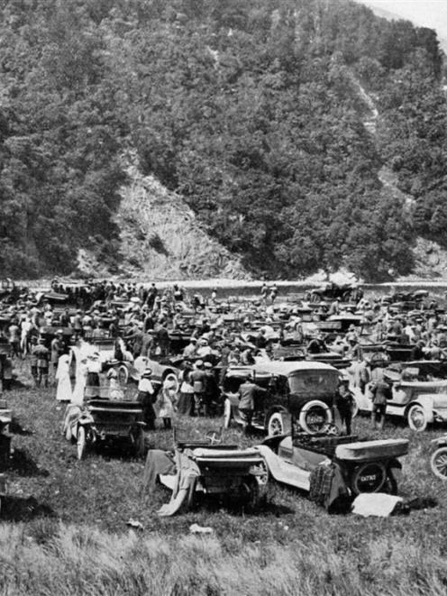 An outing for returned soldiers, organised by the Christchurch Automobile Association: More than...