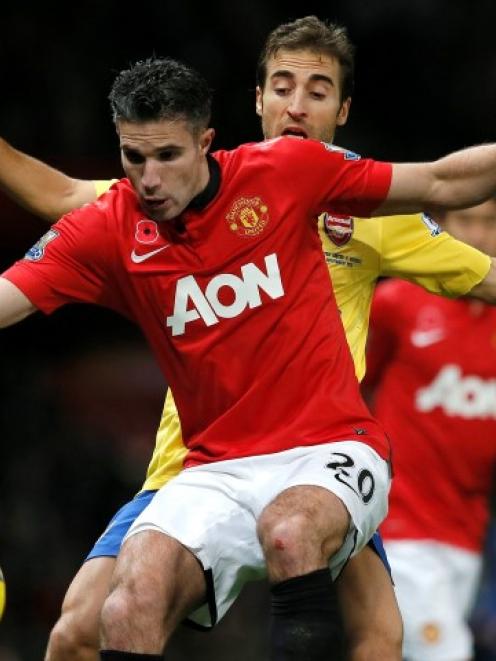 Arsenal's Mathieu Flamini challenges Manchester United's Robin van Persie. REUTERS/Phil Noble