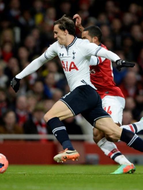 Arsenal's Theo Walcott (R) challenges Tottenham Hotspur's Vlad Chiriches. REUTERS/Dylan Martinez