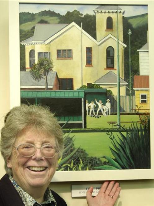 Val Webb with her winning oil painting 'Last Bowl'. Photo by Peter McIntosh.