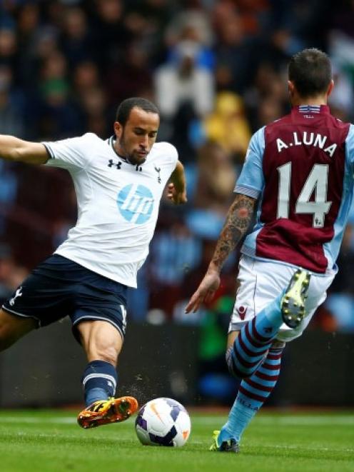 Aston Villa's Antonio Luna (R) challenges Tottenham Hotspur's Andros Townsend. REUTERS/Darren...