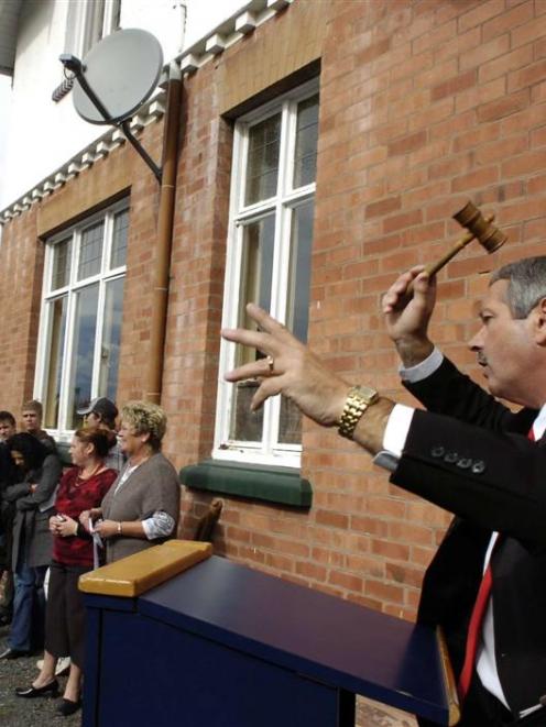 Auctioneer, Cutlers real estate agent Bob Griffiths, brings down the hammer on a David St,...