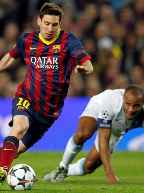 Barcelona's Lionel Messi (L) gets past Manchester City's Vincent Kompany. REUTERS/Albert Gea