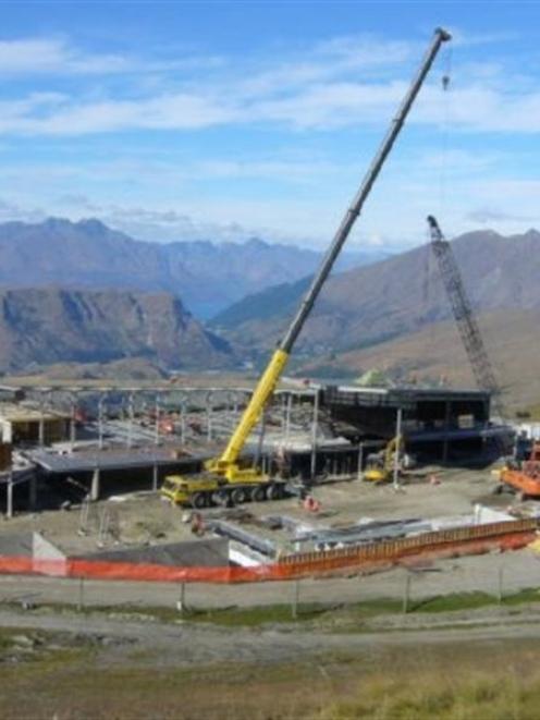 A 100-tonne crane installs the roof of Coronet Peak's new base building. Photo supplied.