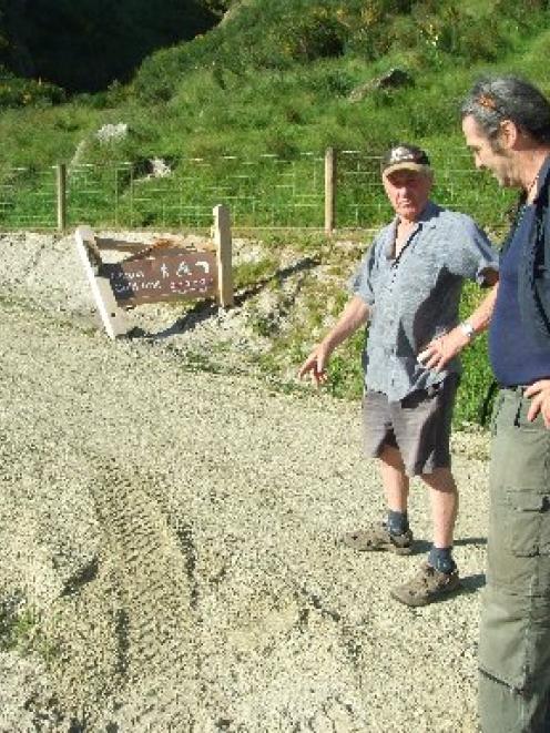 Beaumont resident Bill Dacker (front) and Clutha Gold Charitable Trust chairman Rod Peirce...
