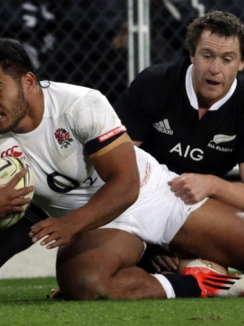 Ben Smith brings down Manu Tuilagi. Photo by Reuters