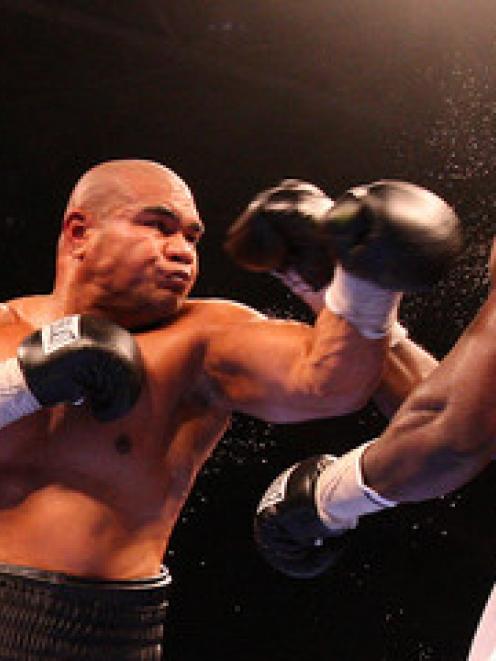 David Tua, left, in action against Friday Ahunanya