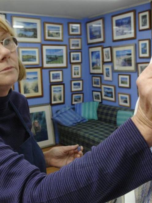 Cathy Shemansky works on Summer in Central. Photo by Linda Robertson.