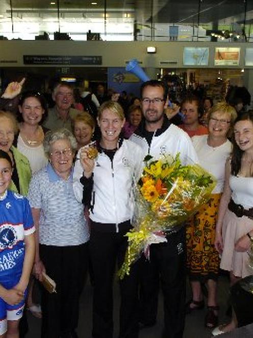 Commonwealth Games 3000m individual pursuit champion Alison Shanks (centre) and coach and partner...