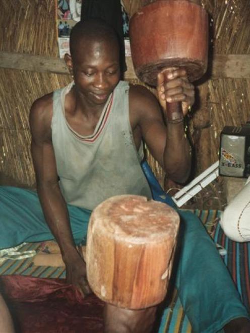 Cotton beating at Bamako. Photo by Alistair McMurran.