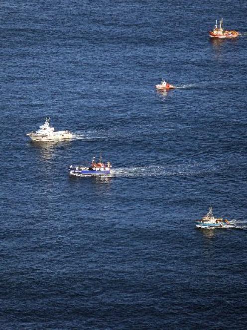 Crews on coastguard and local fishing vessels comb Foveaux Strait  for  Easy Rider survivors...