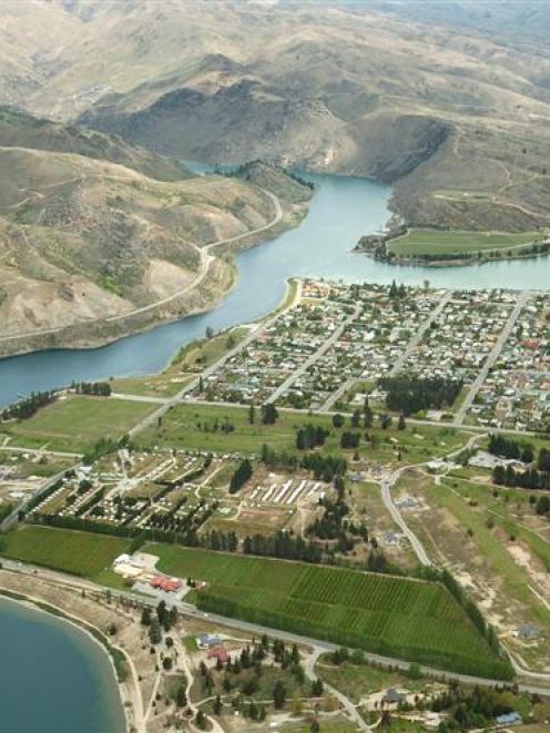 Cromwell from the air in 2000, with the golf course at bottom right. Photo by Stephen Jaquiery.