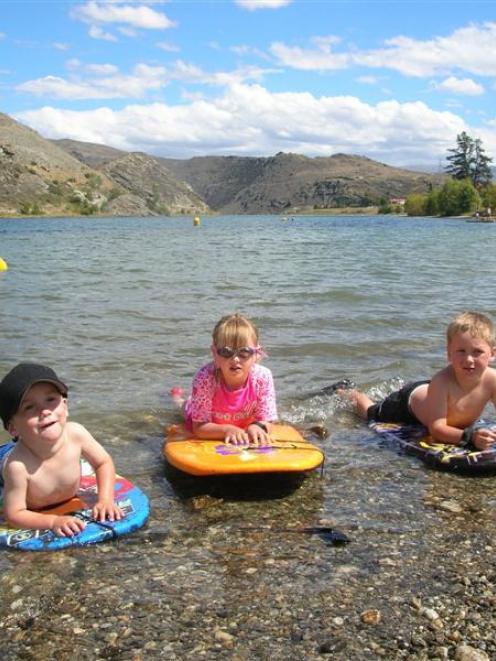 Cromwell youngsters (from left) Tyla Bremner (2), Sophie Fraser (5) and Lachie Gillespie (5) cool...