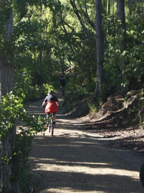 Cyclists test the Roxburgh Gorge trail. Photo by Sarah Marquet.