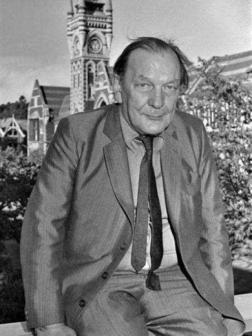 Dan Davin on the University of Otago Staff Club balcony in December 1984.