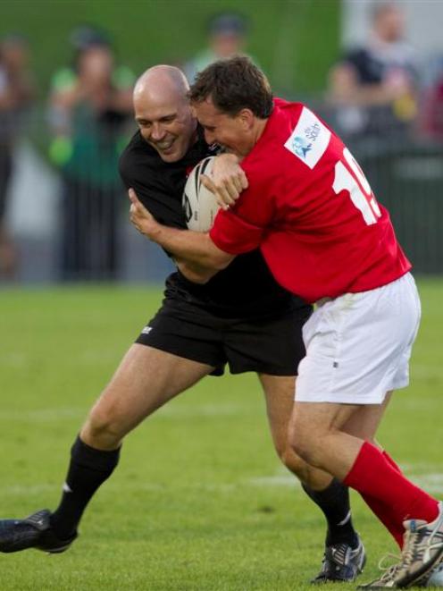 Dean Affleck (left) tussles for possession with fellow auction winner John Cornwall. Photo by NZPA.