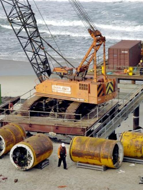 Deconstructing the 42 tonne drilling rig used for the Tahuna outfall. Photo by Jane Dawber.