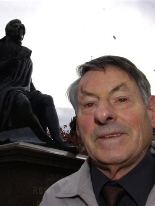 Donald Gordon and Dunedin's Robbie Burns statue. Photo by Jane Dawber.