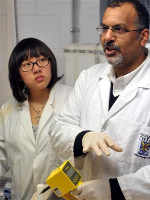 Dr Alaa El-din Bekhit outlines a research project on meat tenderness, watched by masters student...