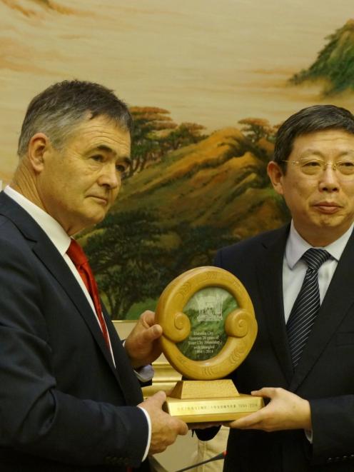 Dunedin Mayor Dave Cull presents a pounamu, kauri and rimu carving to Shanghai Mayor Yang Xiong...