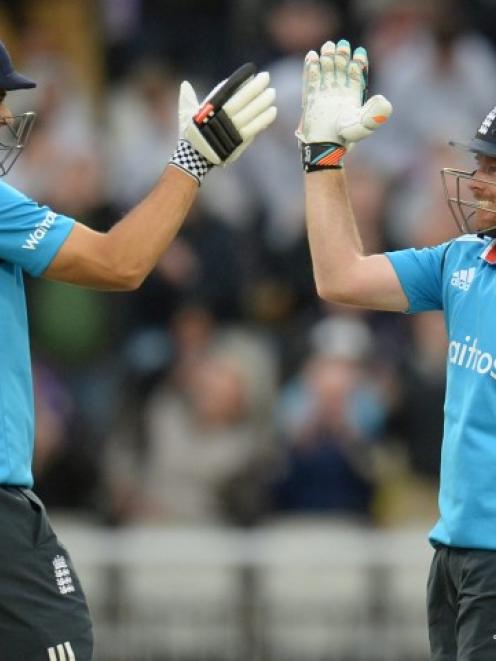 England captain Alastair Cook (L) celebrates victory with teammate Ian Bell. REUTERS/Philip Brown