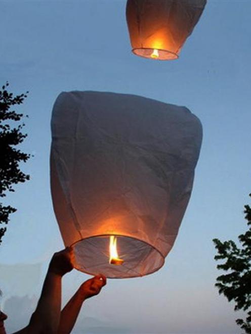 Flying Chinese lanterns. Photo: amazingflyinglanterns.co.nz