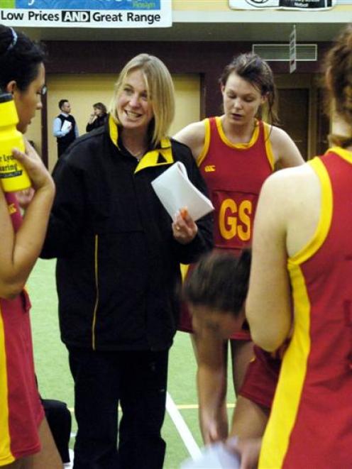 Former Otago netballer Camille O'Connor gives Dunstan High School players some instructions...