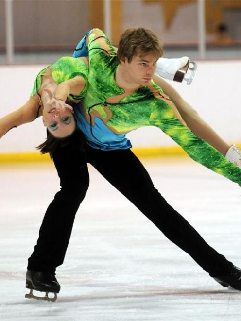 Grant Howie (Dunedin) and Ariel Nadas (Auckland) on their way to winning the senior pairs title...