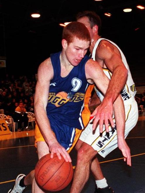 Hayden Allen (left) fights his way past Tony Rampton (Giants) while playing for the Nuggets at...