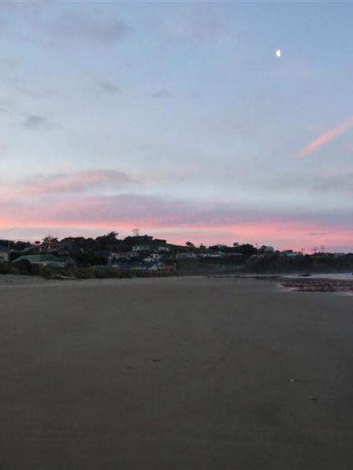 he main beach at Kaka Point, lit by the setting sun. Photos by Helena de Reus.