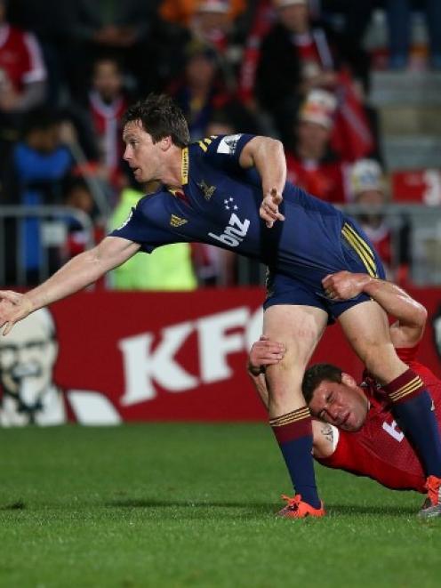 Highlanders fullback Ben Smith looks to get a pass away against the Crusaders. Photo Getty Images