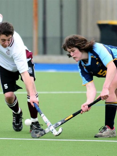 James Hayman (Logan Park High, left) tries to cramp the style of Julia Gorinski (Taieri College).