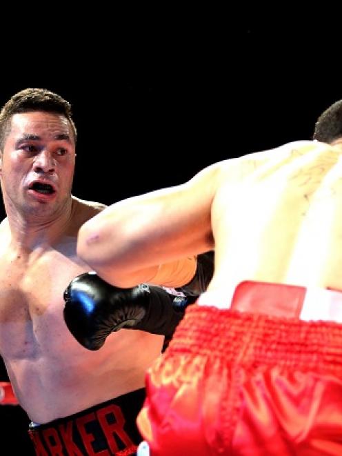 Joseph Parker (L) shapes to throw a punch at Bowie Tupou. Photo by Getty