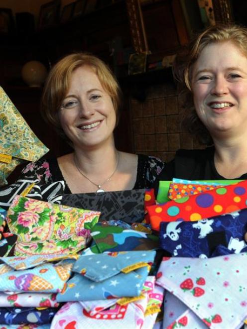 Julia (left) and Nicola Pye are happy with their reusable sandwich wraps. Photo by Peter McIntosh.