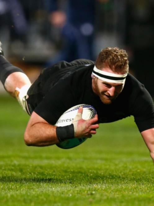 Kieran Read scores a try for the All Blacks.