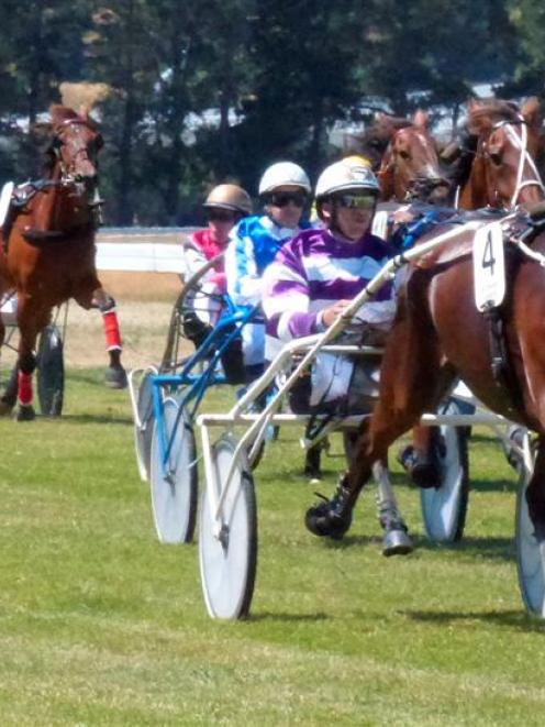King Kenny regains winning form in the feature trot at Cromwell yesterday. Photo by Matt Smith.