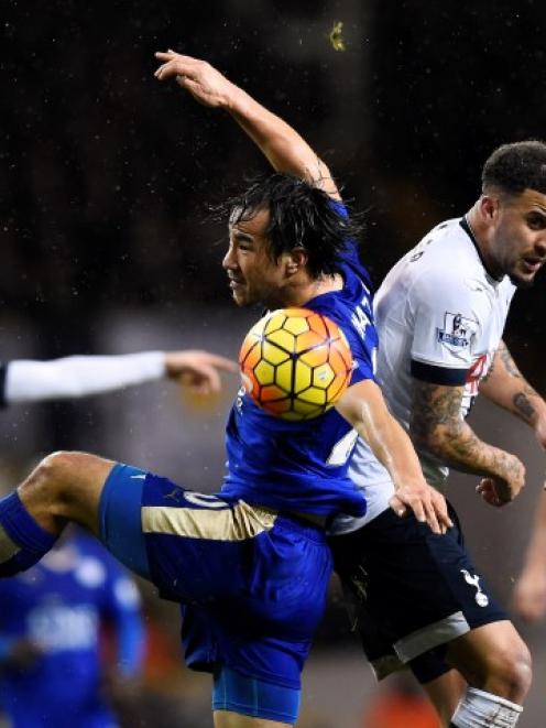 Leicester City's Shinji Okazaki (L) in action with Tottenham's Kyle Walker. Photo Reuters